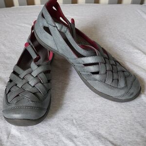 BareTraps Gray and Pink Woven Flats